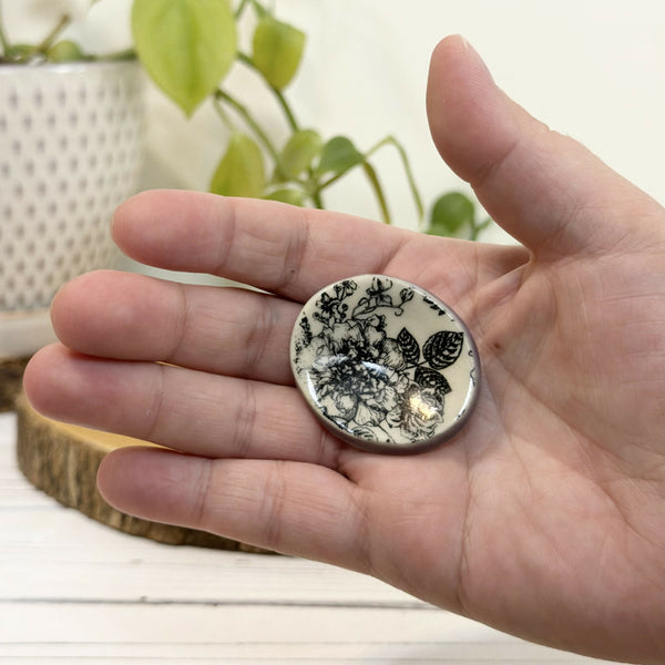 Floral calming stone with violet rim