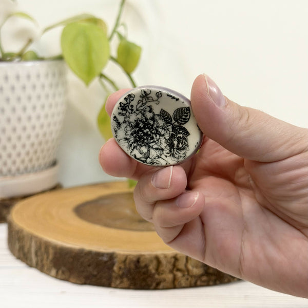 Floral calming stone with violet rim